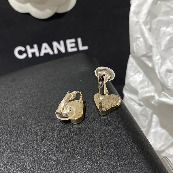 ☆超人気☆【CCロゴ☆ハート☆ゴールドx白☆上品】★シャネル ピアス 偽物 ABF315