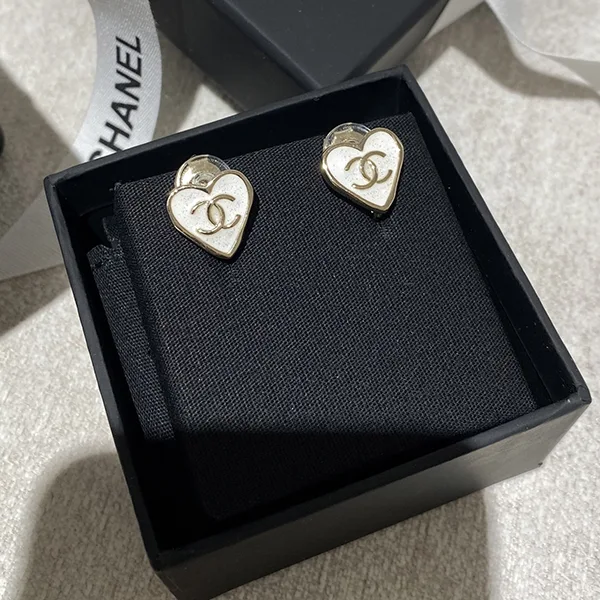 ☆超人気☆【CCロゴ☆ハート☆ゴールドx白☆上品】★シャネル ピアス 偽物 ABF315