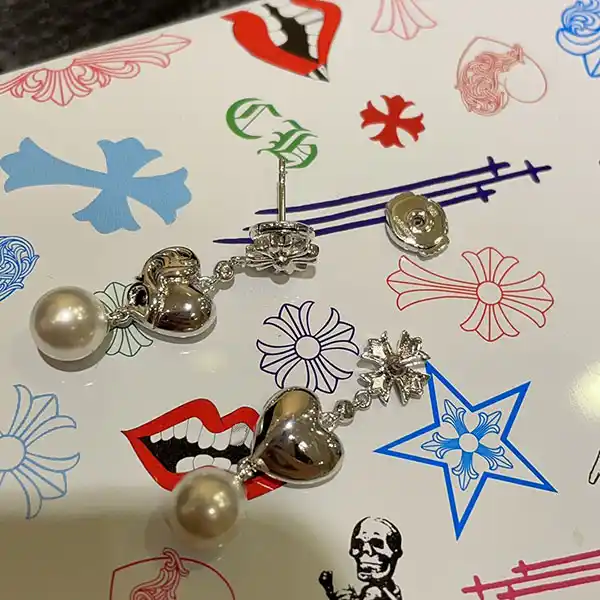 クロムハーツ × ミキモト コピー ハート アコヤパールピアス 18K&ダイヤ Kul66881