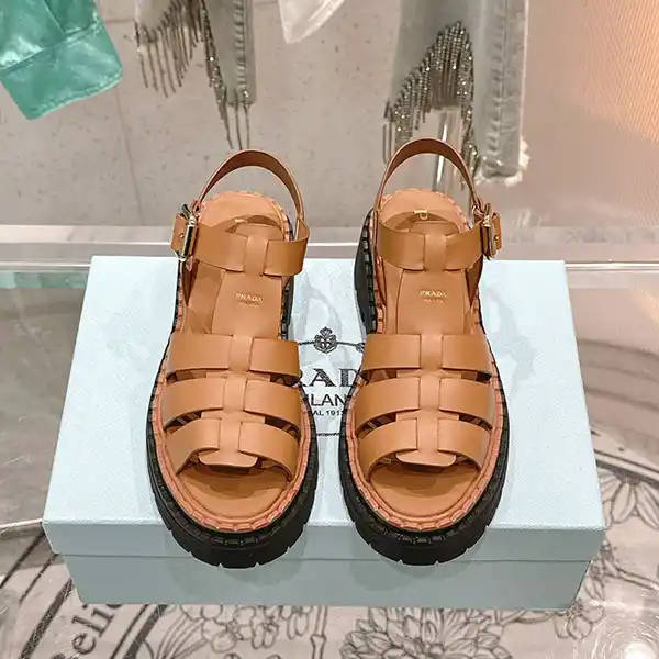 プラダ コピー フィッシャーマン レザー サンダル ロゴ ブラウン puj59177