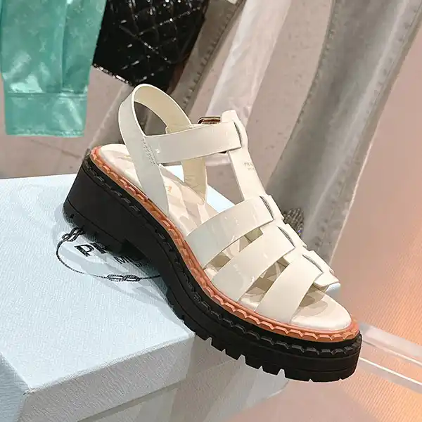 プラダ フィッシャーマン レザー サンダル 偽物 ロゴ puq52578