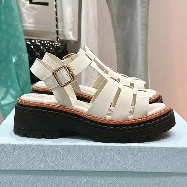 プラダ フィッシャーマン レザー サンダル 偽物 ロゴ puq52578