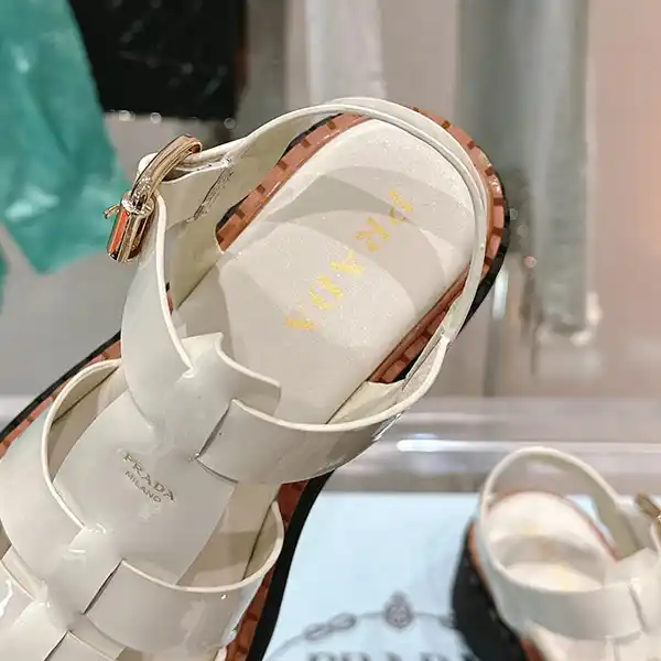 プラダ フィッシャーマン レザー サンダル 偽物 ロゴ puq52578