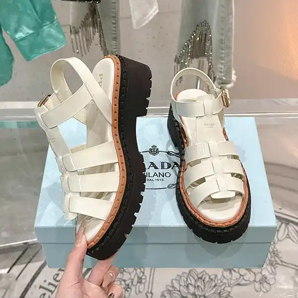 プラダ フィッシャーマン レザー サンダル 偽物 ロゴ puq52578