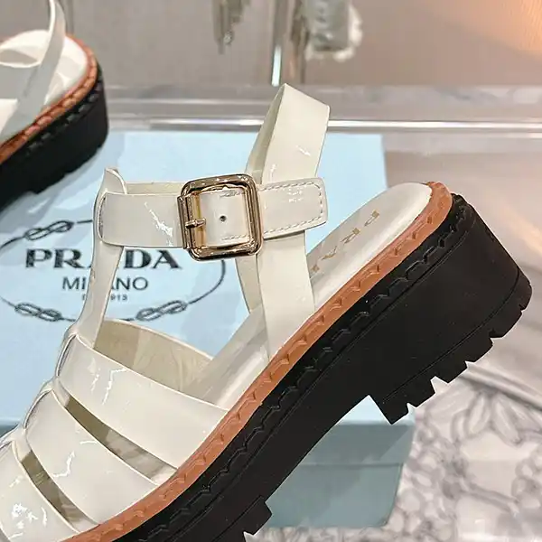プラダ フィッシャーマン レザー サンダル 偽物 ロゴ puq52578
