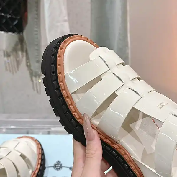 プラダ フィッシャーマン レザー サンダル 偽物 ロゴ puq52578