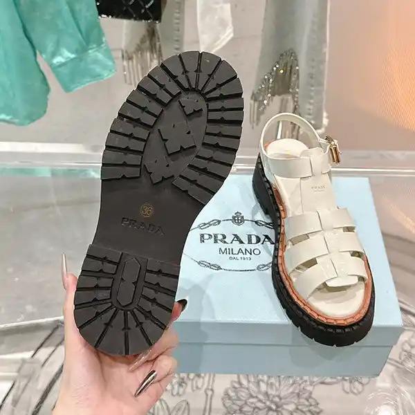 プラダ フィッシャーマン レザー サンダル 偽物 ロゴ puq52578