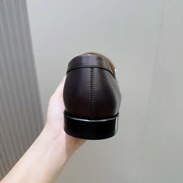 オンオフ問わず履ける パリバックル付き エルメス コピー Julioローファー H242845ZA02