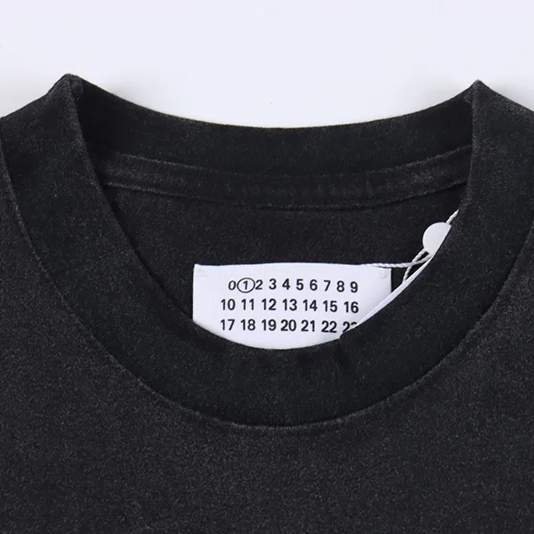 超話題!メゾン マルジェラ 刺繍ロゴ入り ウォッシュドブラックTシャツ Mam42159