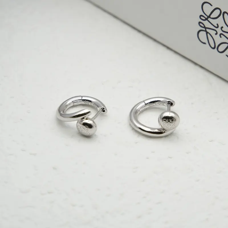 定番ロエベ ミニ アナグラム ペブル フープイヤリング n級品 lop96369