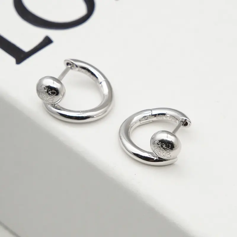 定番ロエベ ミニ アナグラム ペブル フープイヤリング n級品 lop96369