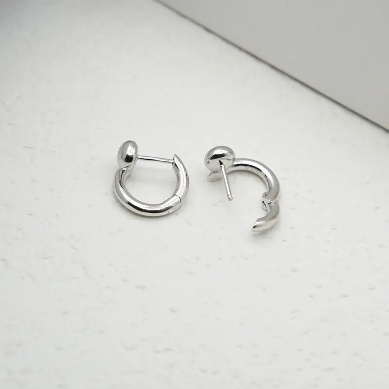 定番ロエベ ミニ アナグラム ペブル フープイヤリング n級品 lop96369