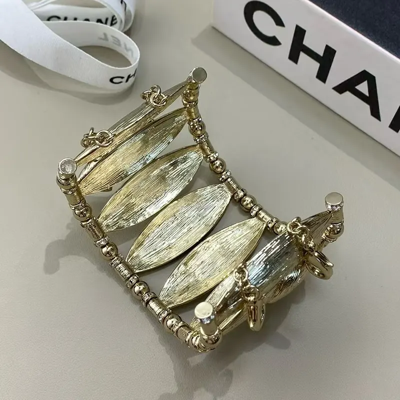 シャネル バングル 羽モチーフ CCロゴ ブレスレット shq83444
