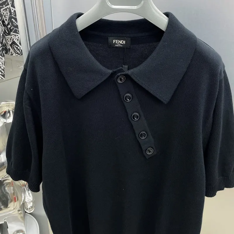 最新でオシャレフェンディ 偽物 アシンメトリー ボタン 半袖ポロシャツ fed39469