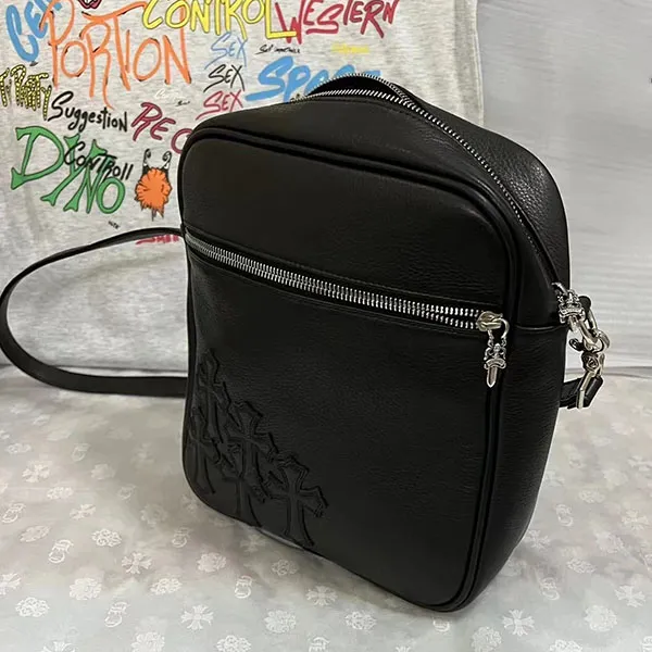 クロムハーツ タカバッグ スーパーコピー セメタリークロスパッチレザーショルダーバッグ(ブラック×シルバー) Kur63091