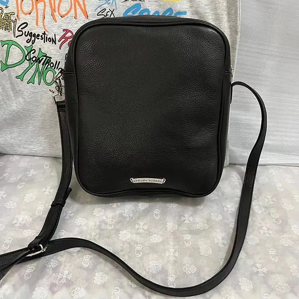 クロムハーツ タカバッグ スーパーコピー セメタリークロスパッチレザーショルダーバッグ(ブラック×シルバー) Kur63091