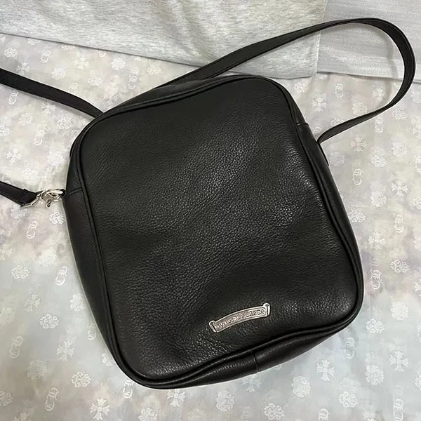 クロムハーツ タカバッグ スーパーコピー セメタリークロスパッチレザーショルダーバッグ(ブラック×シルバー) Kur63091