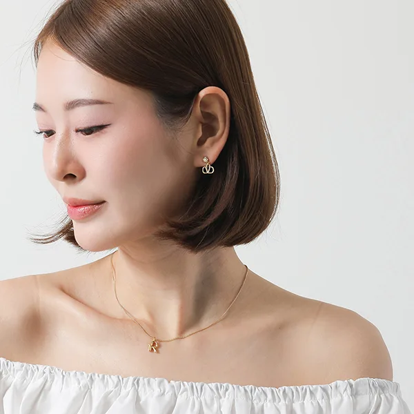ヴァレンティノ ピアス 偽物 J0H29YCW Vロゴ クリスタル