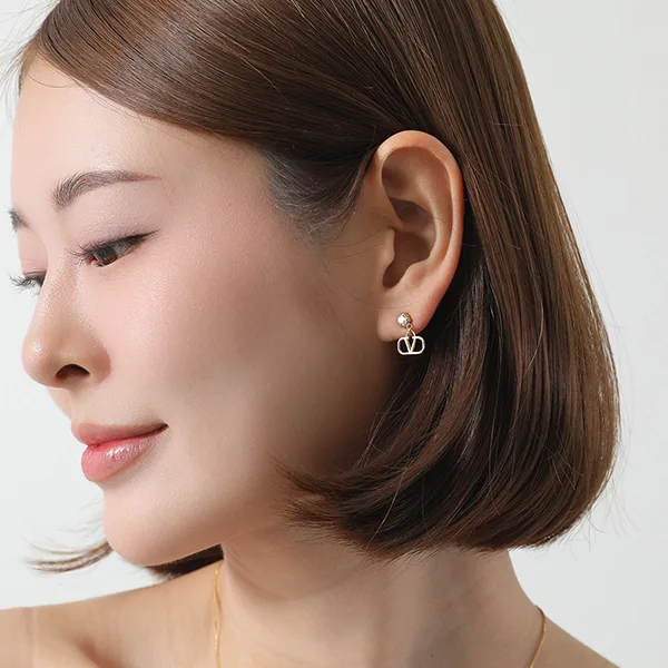 ヴァレンティノ ピアス 偽物 J0H29YCW Vロゴ クリスタル