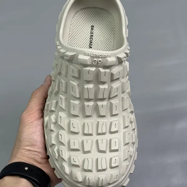プレゼント最適 バレンシアガ DEFENDER CLOG ディフェンダー サンダル bai92678