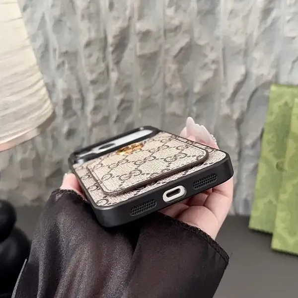 人気 グッチ コピー iPhone17 Pro Max/17 ケース GGスプリーム 背面カード収納 ダブルGロゴ 2色 guq33928
