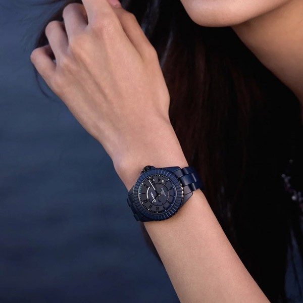 ネイビーブルーがクール シャネル J12 コピー BLEU キャリバー 12.1 38mm H9632