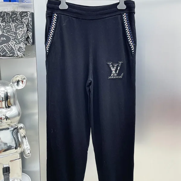 ルイヴィトン《ニットスウェットパンツ 偽物》ブラック ロゴ 1AHVN