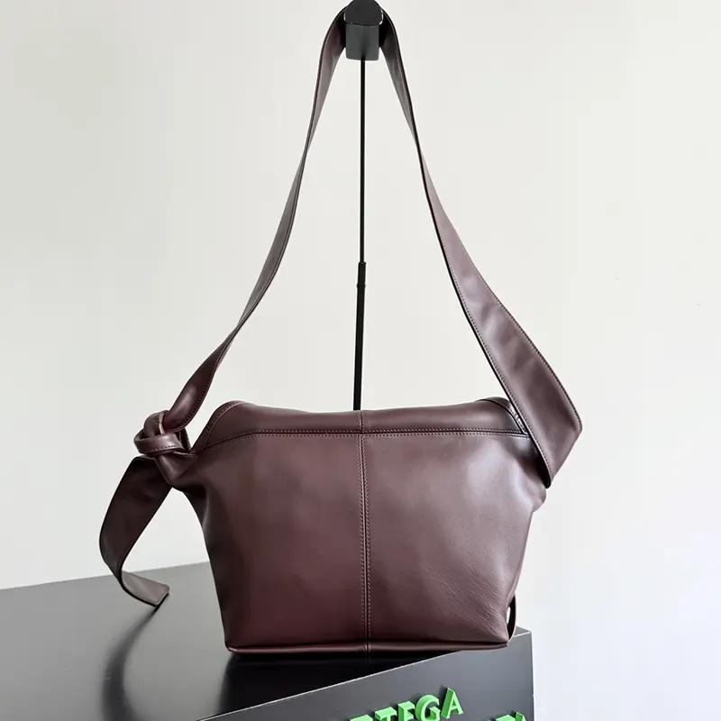 注目★ボッテガヴェネタ 偽物 ベビー ソーヤー ショルダーバッグ bom34735