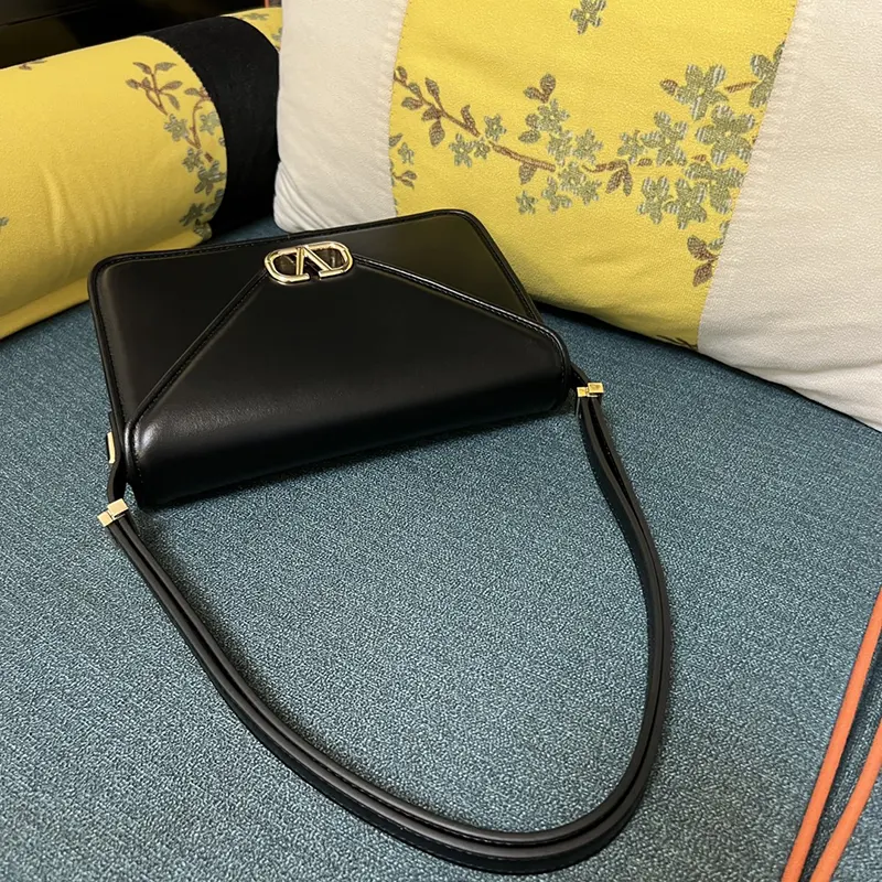 n級品 おすすめヴァレンチノ ロゴ スモール ショルダーバッグ パロディ Vuy68787
