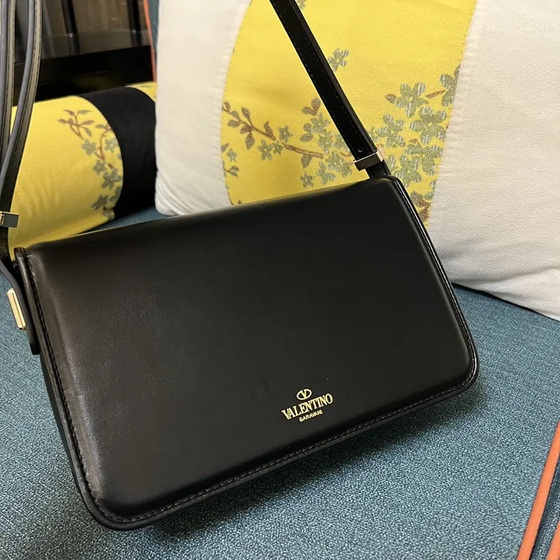 n級品 おすすめヴァレンチノ ロゴ スモール ショルダーバッグ パロディ Vuy68787