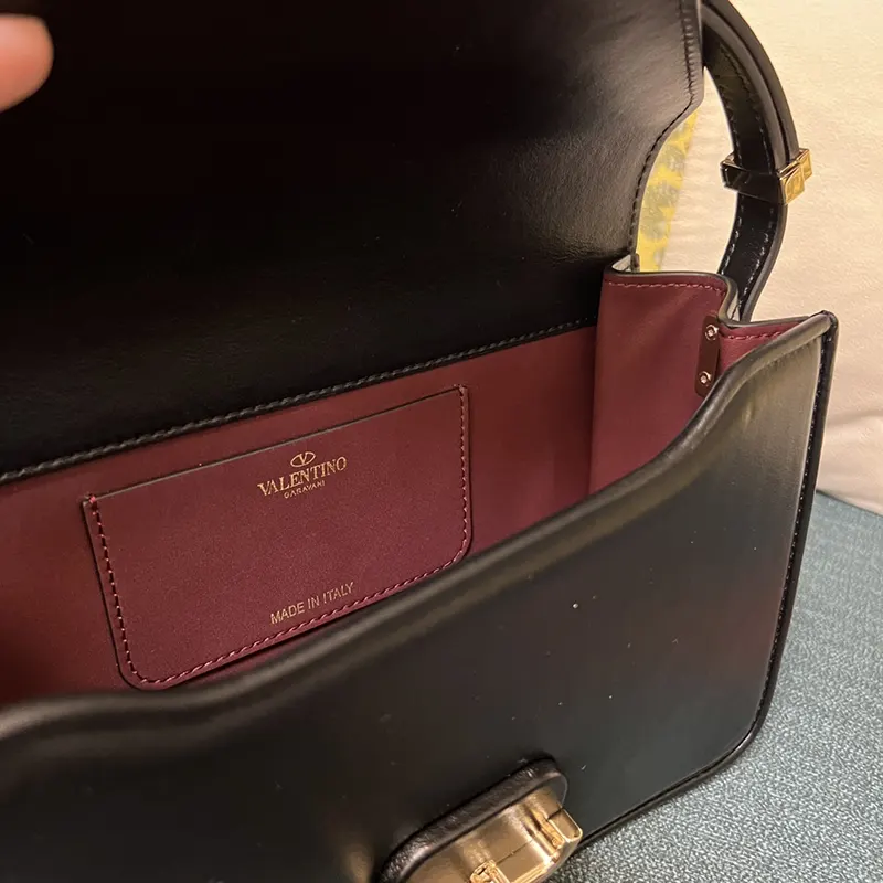 n級品 おすすめヴァレンチノ ロゴ スモール ショルダーバッグ パロディ Vuy68787