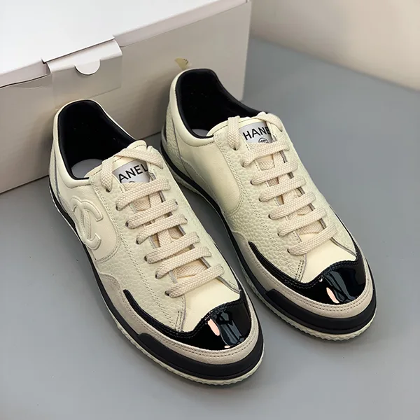 クラシカルデザイン パンツもスカートにも合う シャネルスニーカーパロディ shw79695