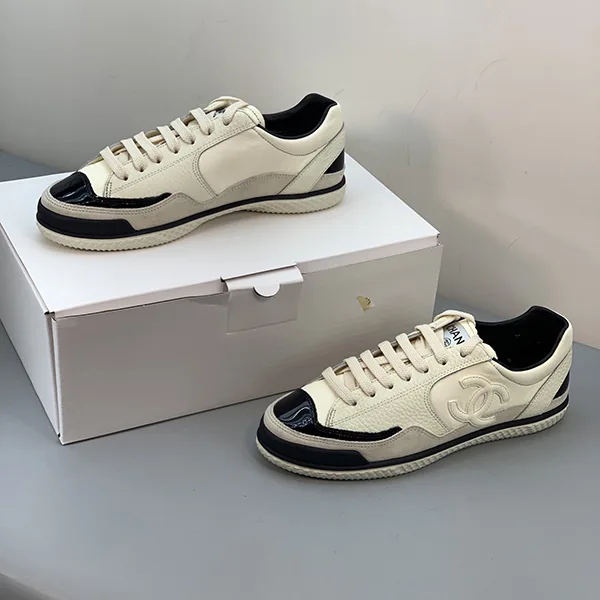 クラシカルデザイン パンツもスカートにも合う シャネルスニーカーパロディ shw79695