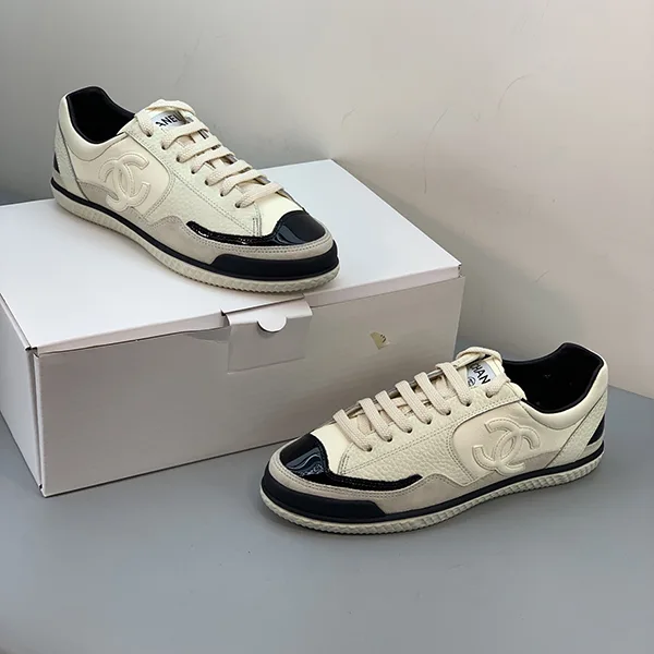 クラシカルデザイン パンツもスカートにも合う シャネルスニーカーパロディ shw79695