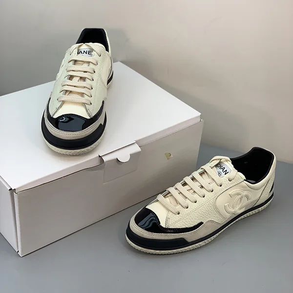 クラシカルデザイン パンツもスカートにも合う シャネルスニーカーパロディ shw79695