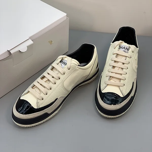 クラシカルデザイン パンツもスカートにも合う シャネルスニーカーパロディ shw79695