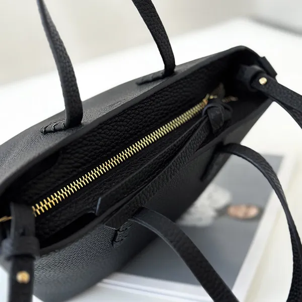超人気☆フェンディ 偽物 ロール セレリア トートバッグ feg56995