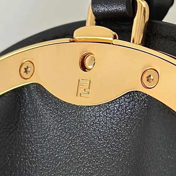 フェンディ 25FW SPY ブラックカーフレザー スパイバッグ 偽物*スモール feg22131