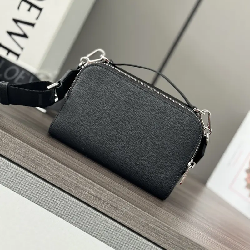 ロエベ ミニ クロスボディ カメラバッグ lox70517