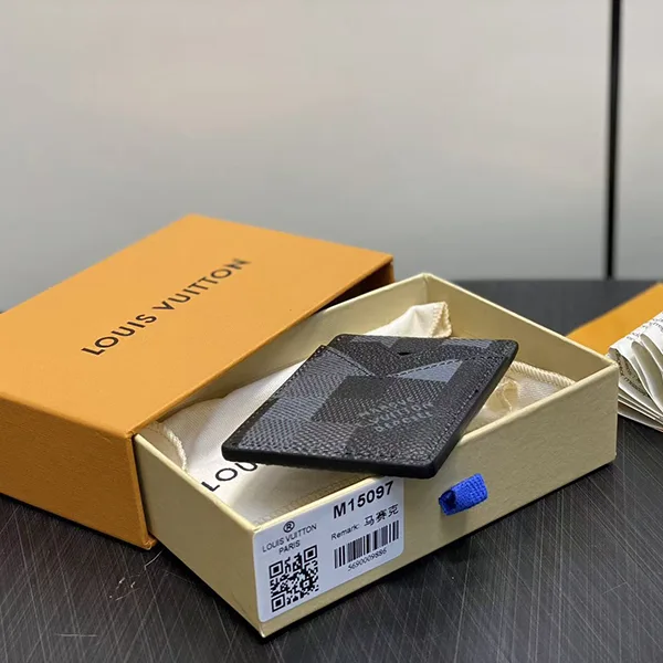 シーズン限定!!【ルイヴィトン】ポルトカルトマグネット コピー M15097