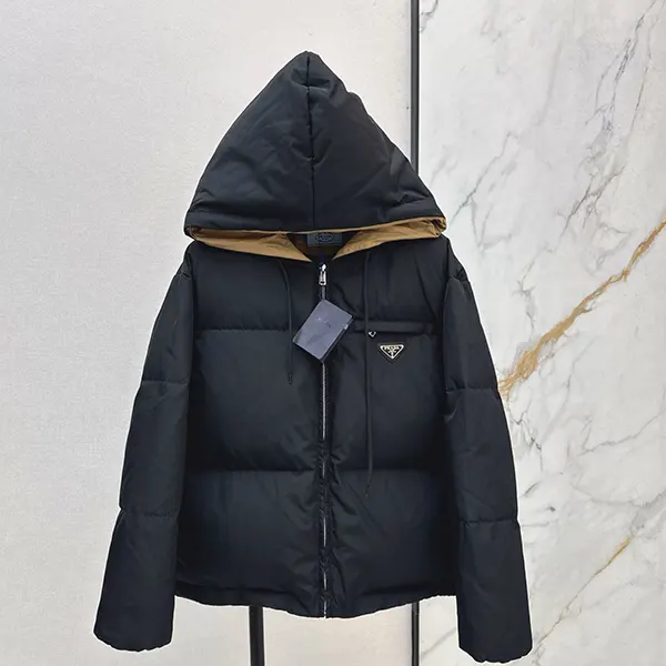 プラダ Re-Nylon ダウンジャケット 偽物 ブラウンインカラー puf38883