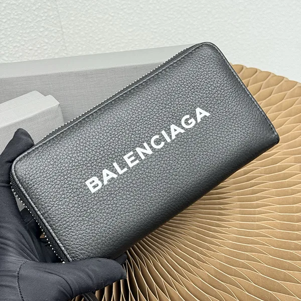 大人気!バレンシアガ シンプル 偽物 キャッシュコンチネンタル 長財布 baa08737