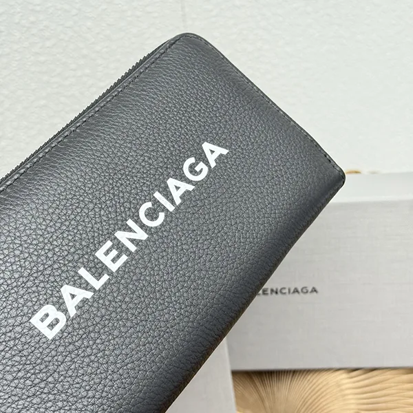 大人気!バレンシアガ シンプル 偽物 キャッシュコンチネンタル 長財布 baa08737