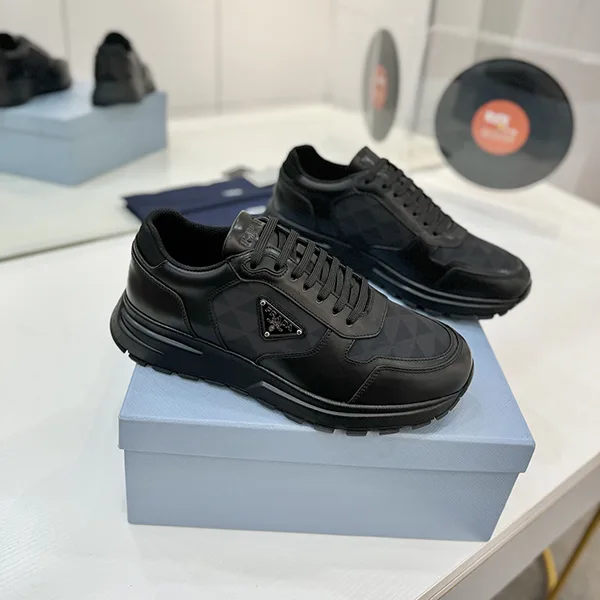 超話題!プラダ Leather and Re-Nylon ハイトップスニーカー 2EE3903LNW