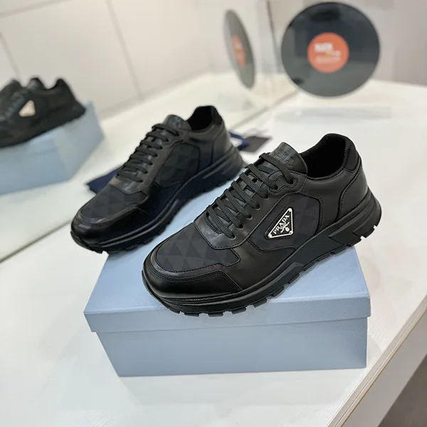 超話題!プラダ Leather and Re-Nylon ハイトップスニーカー 2EE3903LNW