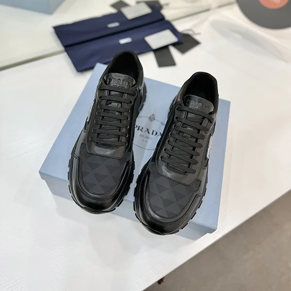超話題!プラダ Leather and Re-Nylon ハイトップスニーカー 2EE3903LNW