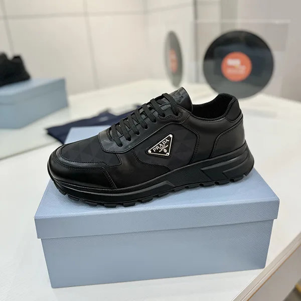 超話題!プラダ Leather and Re-Nylon ハイトップスニーカー 2EE3903LNW