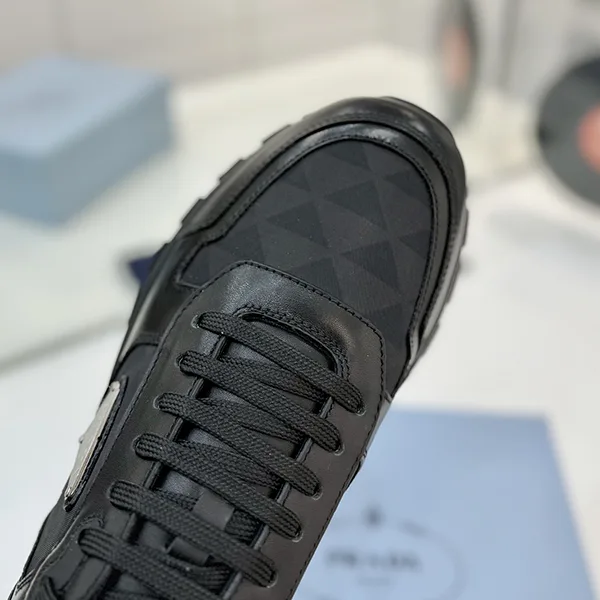超話題!プラダ Leather and Re-Nylon ハイトップスニーカー 2EE3903LNW