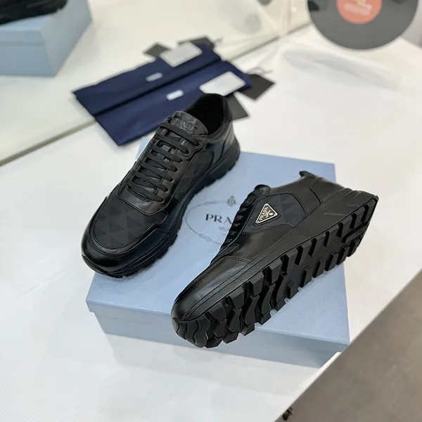 超話題!プラダ Leather and Re-Nylon ハイトップスニーカー 2EE3903LNW