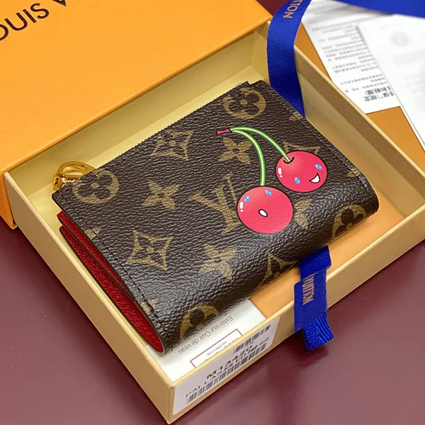 高品質【モノグラム】ルイヴィトン LV × TM リサ・ウォレット コピー M13420
